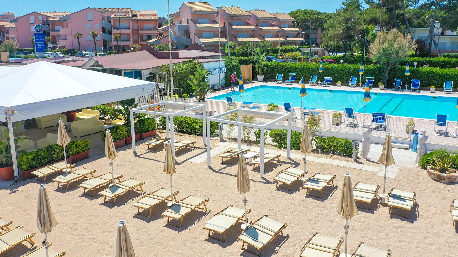 Roof Bistrot del De Angelis Resort: cena elegante a bordo piscina con luci soffuse