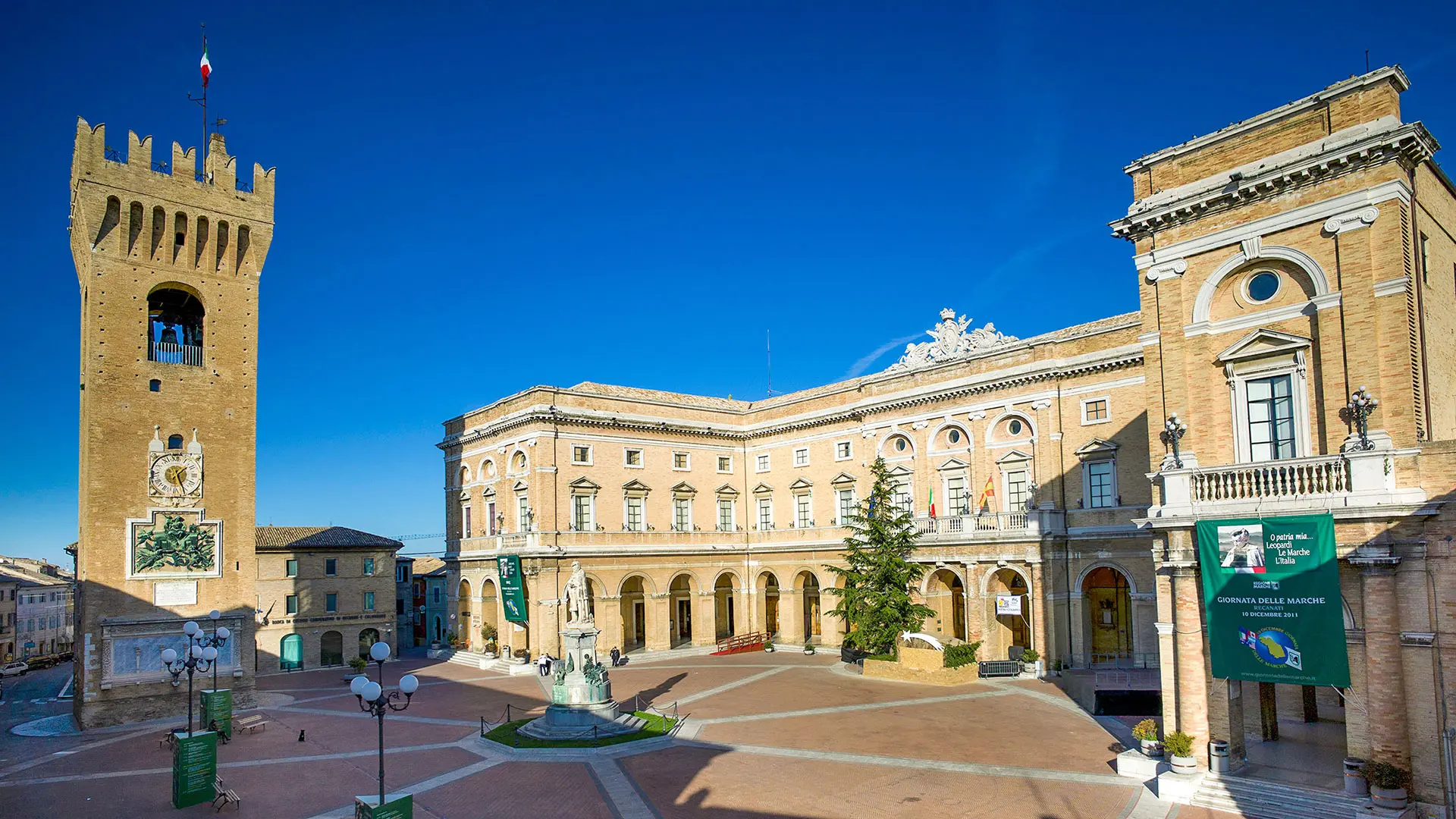 Scorcio del borgo di Recanati, le radici poetiche delle Marche